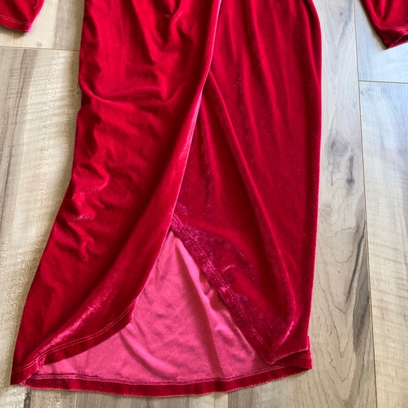 Beautiful red velvet dress - Picture 3 of 6